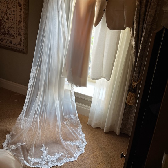 Cathedral veil never been used. Ivory white with hair comb - Picture 2 of 2